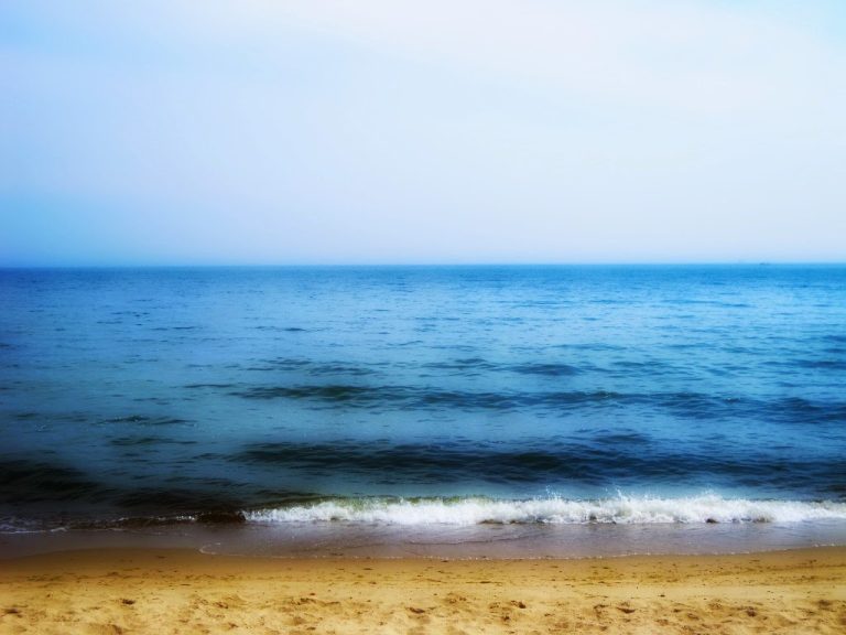 Read more about the article Morza szum, żar tropików i habisie