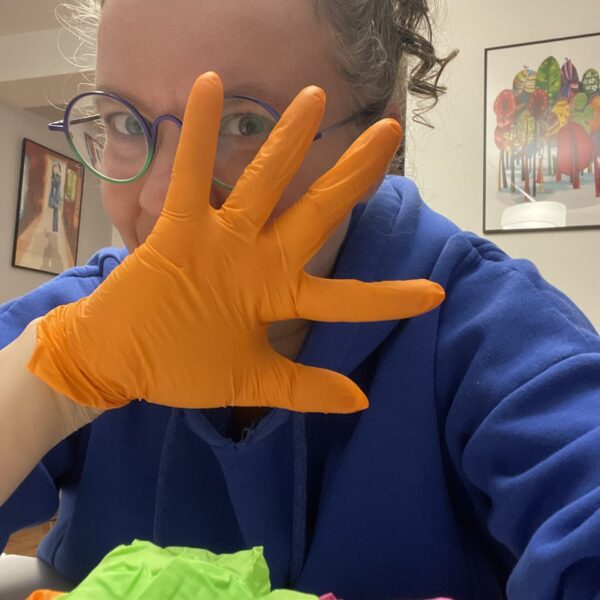 Masaż w rękawiczkach medycznych